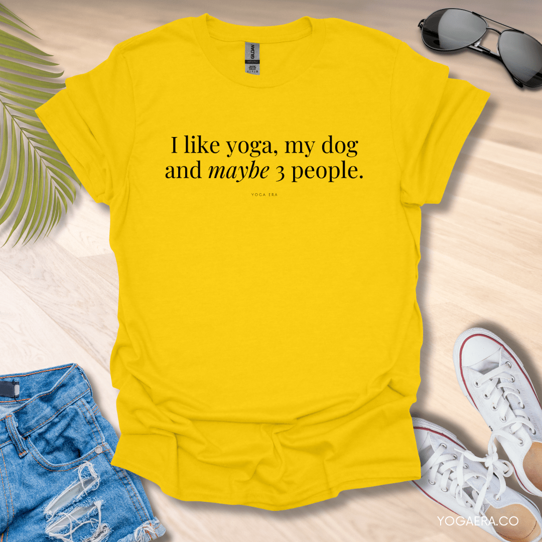 I Like Yoga, My Dog and Maybe 3 People Tee Daisy / S T-Shirt Yoga Era